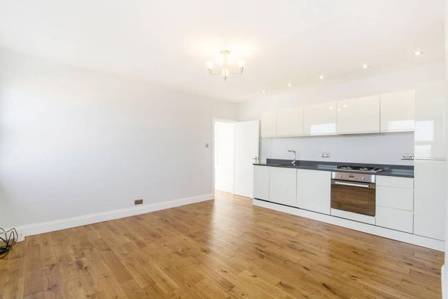2-bed house on Flat 9, Roman House 77A, Peckham High Street, London, £2,000/mo