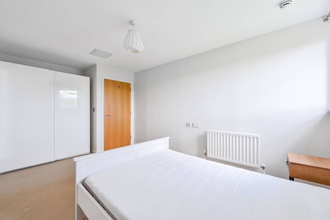 Flat to rent in Tidlock House, Thamesmead, London
