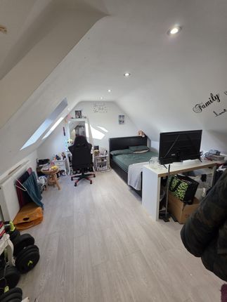 7 Hill Road, Wembley photo 2