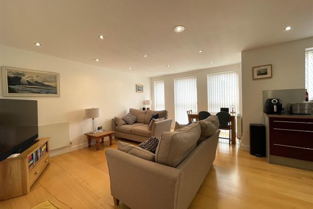 Flat to rent in Hardwick Road, Eastbourne