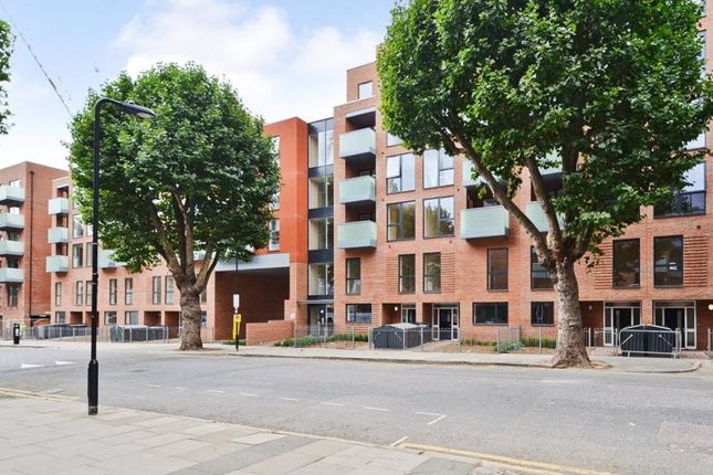 Thumbnail Flat to rent in Dovetail Place, Lawrence Road