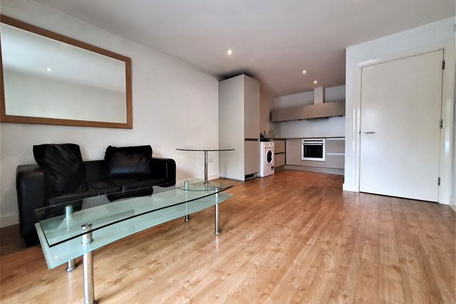 Flat to rent in Crowngate House, Hereford Road, Bow