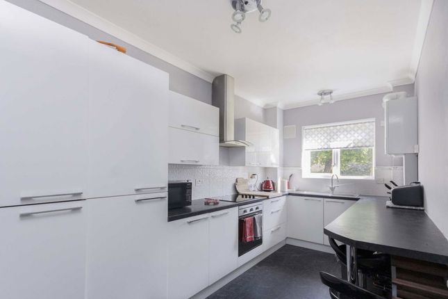 12A, Ash Tree Close, Surbiton photo 3