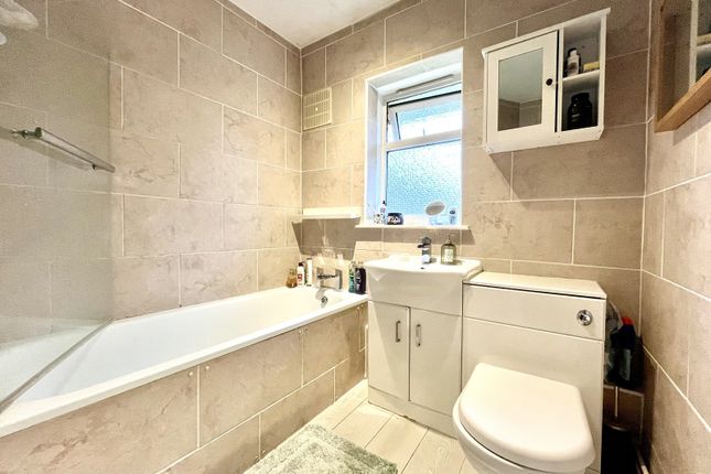 44, Bransby Road, Chessington photo 4