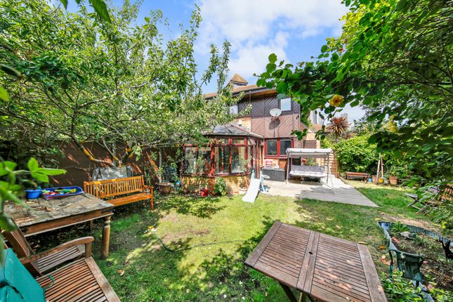 34 Friars Mead, London photo 2