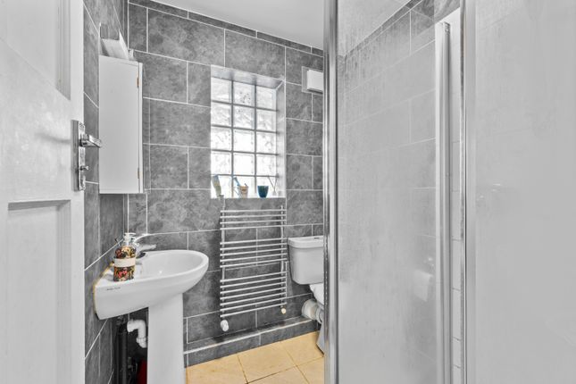 Flat for sale in Spencer Road, Raynes Park