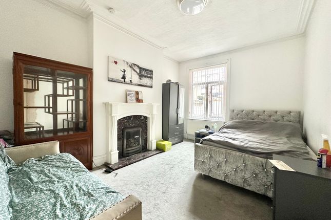 697, Blackburn Road, Bolton, Bolton photo 4