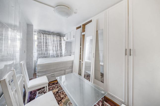 Flat for sale in Stoke Newington, London