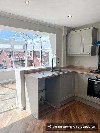 25 Lindale Rise, Oldham photo 3
