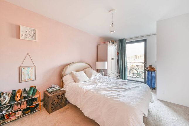 Flat for sale in Essex Wharf, Upper Clapton, London