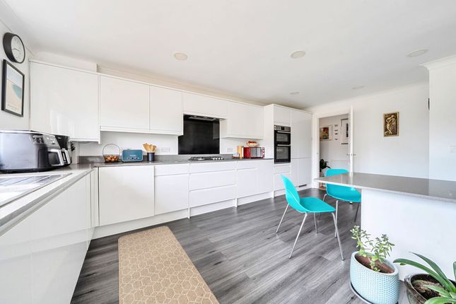 2 Woodstock Gardens, Bognor Regis photo 3
