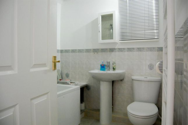 3, Winton Court, Petersfield photo 4