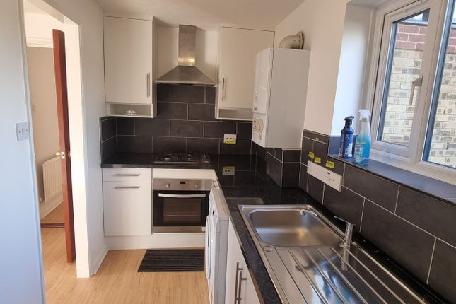 Thumbnail Flat to rent in Birchwood Close, Morden, Surrey