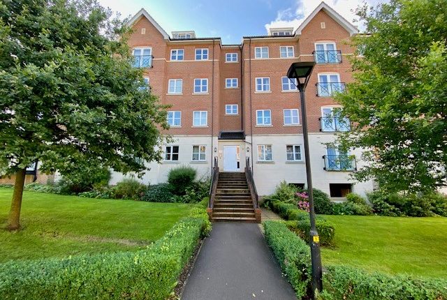 Flat to rent in Viridian Square, Aylesbury