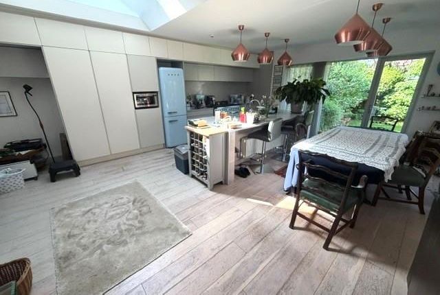 17, Lawrence Avenue, Mill Hill photo 3