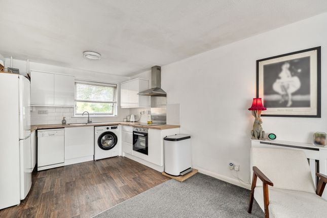22, Nottingham Close, Surrey photo 4