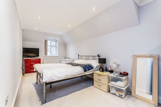 2-bed flat on 23 Ashton Court, 135, Croydon Road, Surrey, £310,000