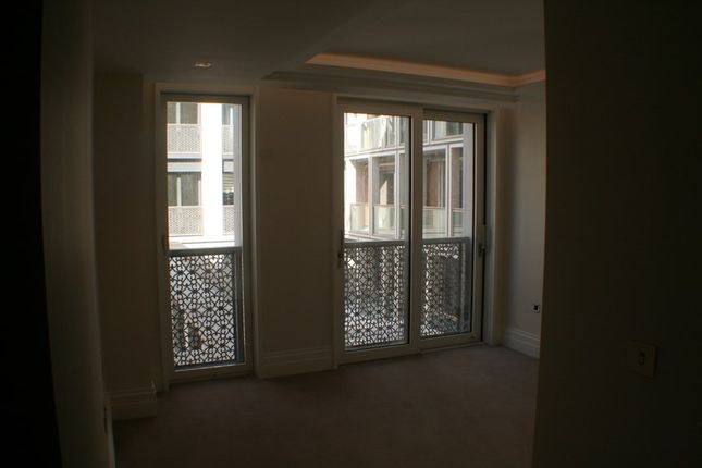 Flat for sale in Gladstone House, Strand, London