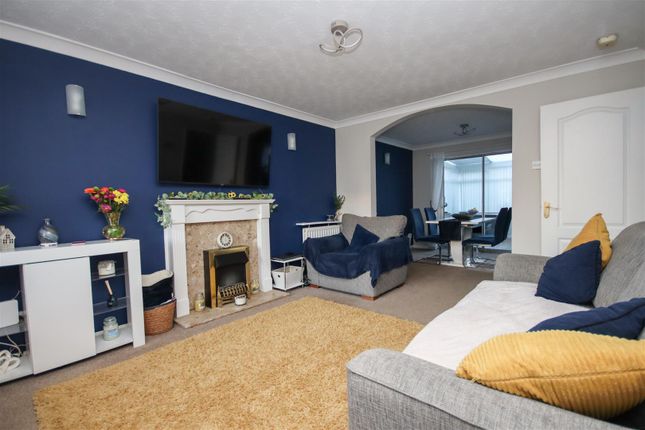 14, Pembroke Close, Rushden photo 2