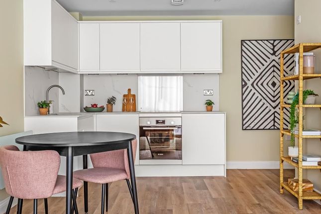 1-bed flat on Golden House, Guildford, £1,450/mo