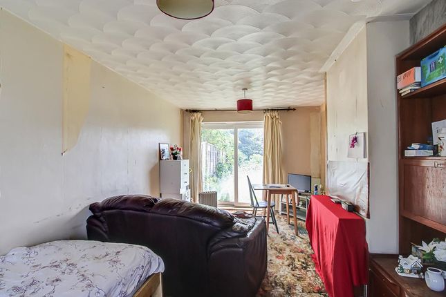 98, Eastwoodbury Crescent, Southend-on-Sea photo 2