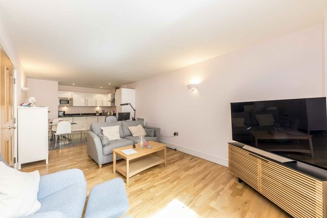 Flat to rent in Hatton Wall, London