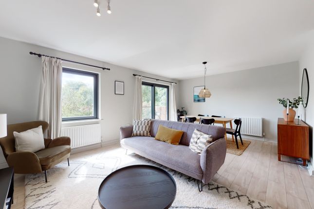 Thumbnail Flat to rent in Westpoint Apartments, Clarendon Road, London