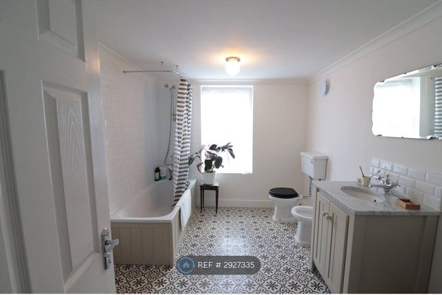 Hecham Close, London photo 2