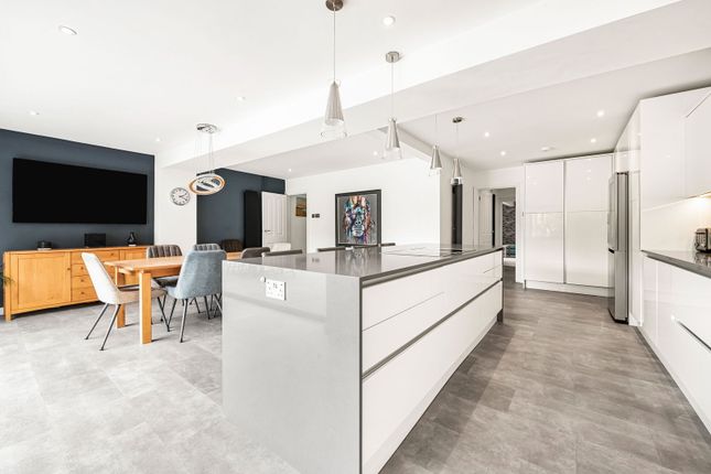 36, Pondtail Road, Horsham photo 3