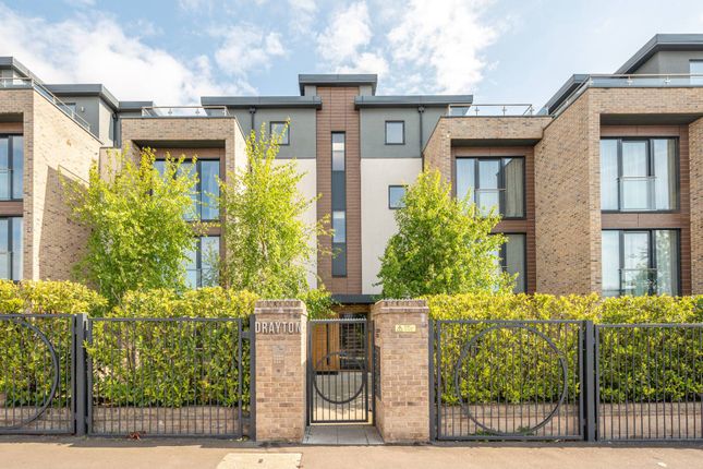 Thumbnail Flat to rent in Drayton Court, Hendon, London