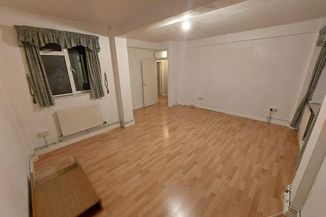 Flat to rent in Avenell Road, London
