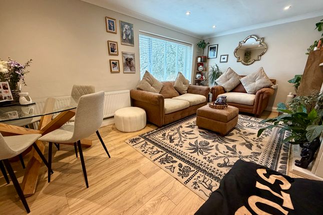 19 Chardins Close, Hemel Hempstead photo 2