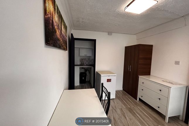 Thumbnail Studio to rent in Marloes Close, London