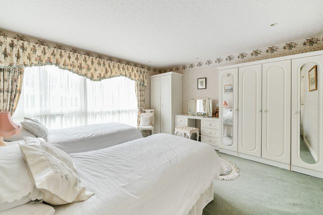 Flat for sale in Cavendish Avenue, Windsor Court