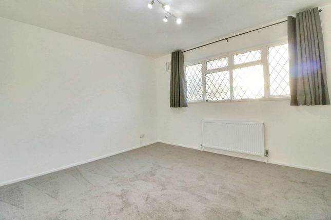 67, Falcon Way, Harrow photo 4