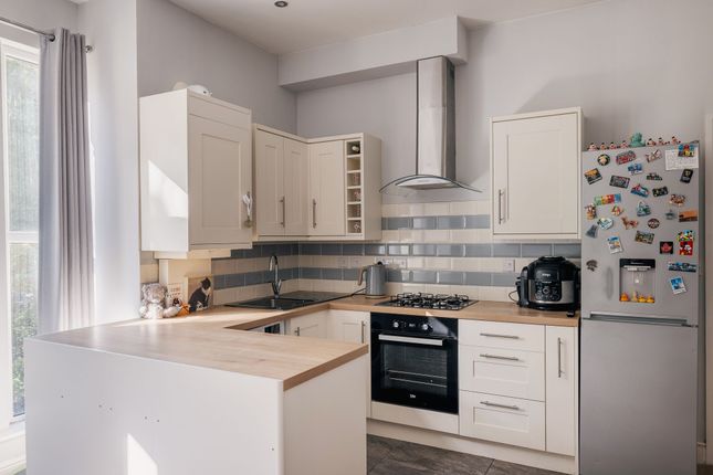 Flat 6, Hunters Lodge Nutfield Road, Redhill photo 3