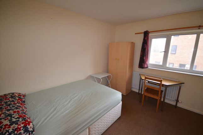 Room 3 12 Hursthead Walk, Manchester photo 2