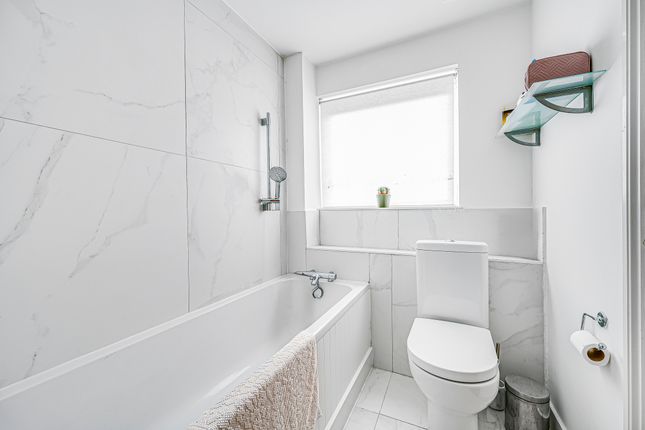 12 Elizabeth Court, Palgrave Gardens, London photo 2