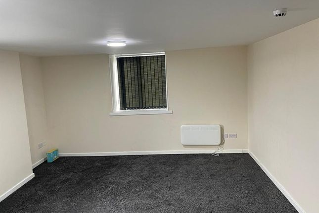 Flat to rent in Tong Road, Farnley, Leeds