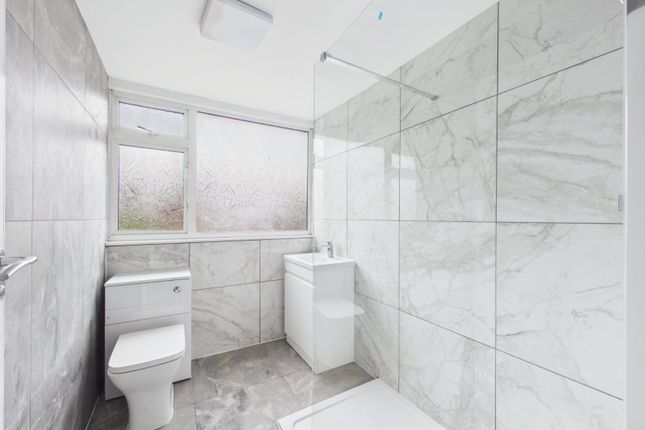 305, Feltham Hill Road, Surrey photo 4