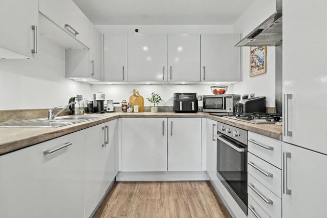 Flat 2, 21 Orchard Farm Avenue, East Molesey photo 2