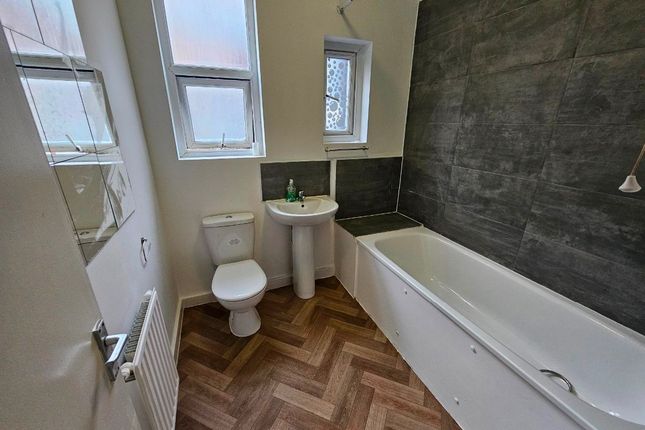 First Floor Flat, 32 Stanthorpe Road, London photo 5