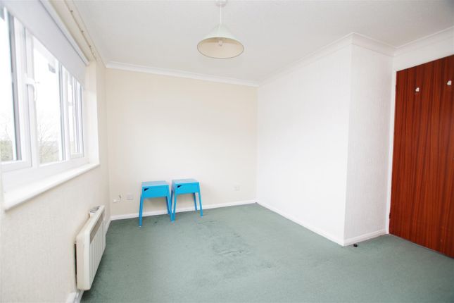 44, Longstock Court, Swindon photo 4