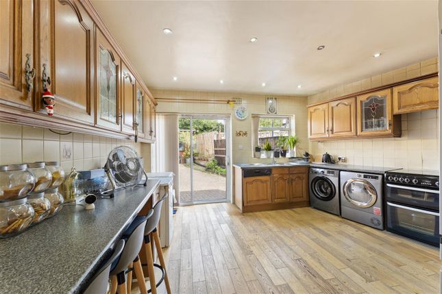 43, Adrienne Avenue, Southall photo 3