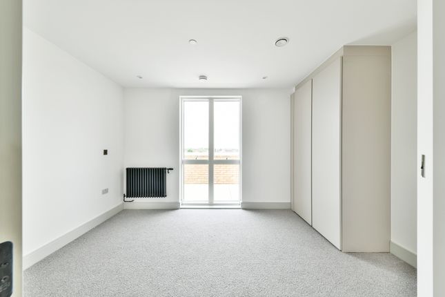 Clifton Mansions, Park Avenue, London photo 4