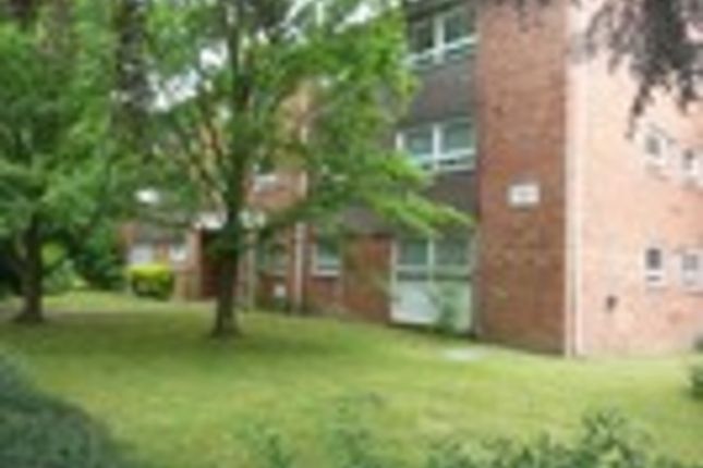 Thumbnail Maisonette to rent in 21, Newlands Court, Addlestone, Surrey