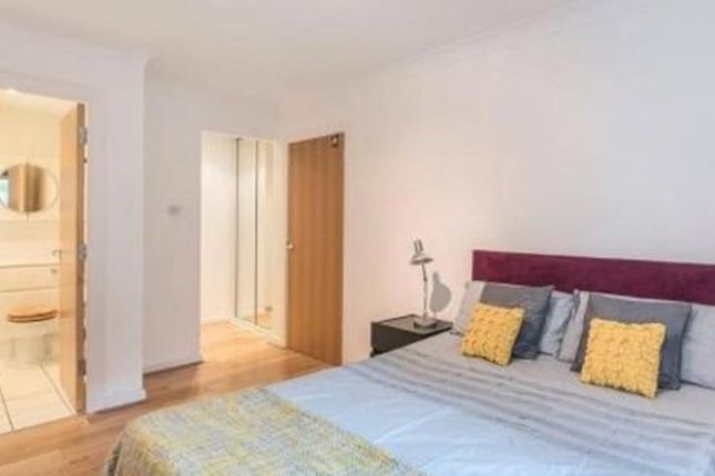 Flat to rent in Canary Wharf, London