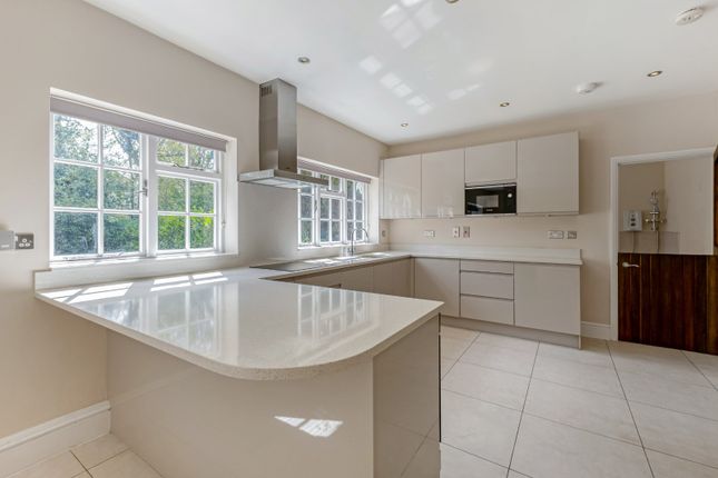 Courtlands,, Trout Rise, Rickmansworth photo 4