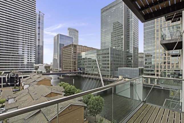 Thumbnail Flat to rent in Discovery Dock Apartments West, South Quay Square, London