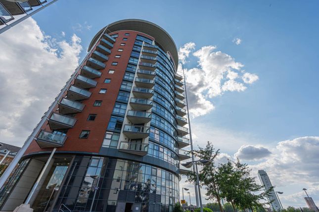 Flat for sale in Orion Point, Isle Of Dogs, London